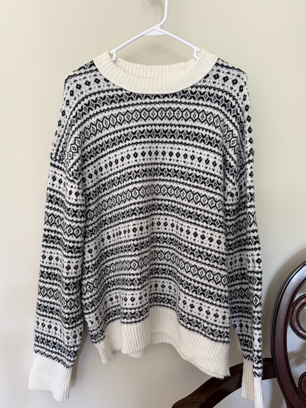 American Eagle Black & White Sweater – Size XL